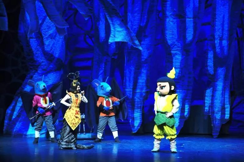 点击视频,走进"童年世界"葫芦兄弟舞台剧演出地点:郑州艺术宫(象剧场)