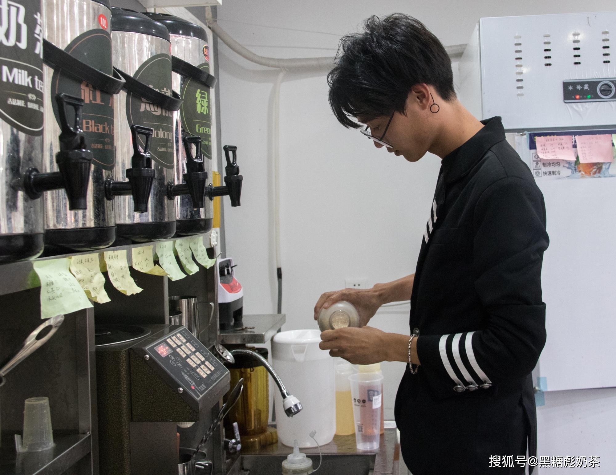 奶茶店工作照片图片