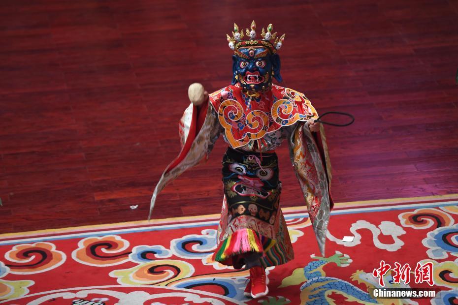 昆明宝华寺腊八节僧人跳金刚舞祈福