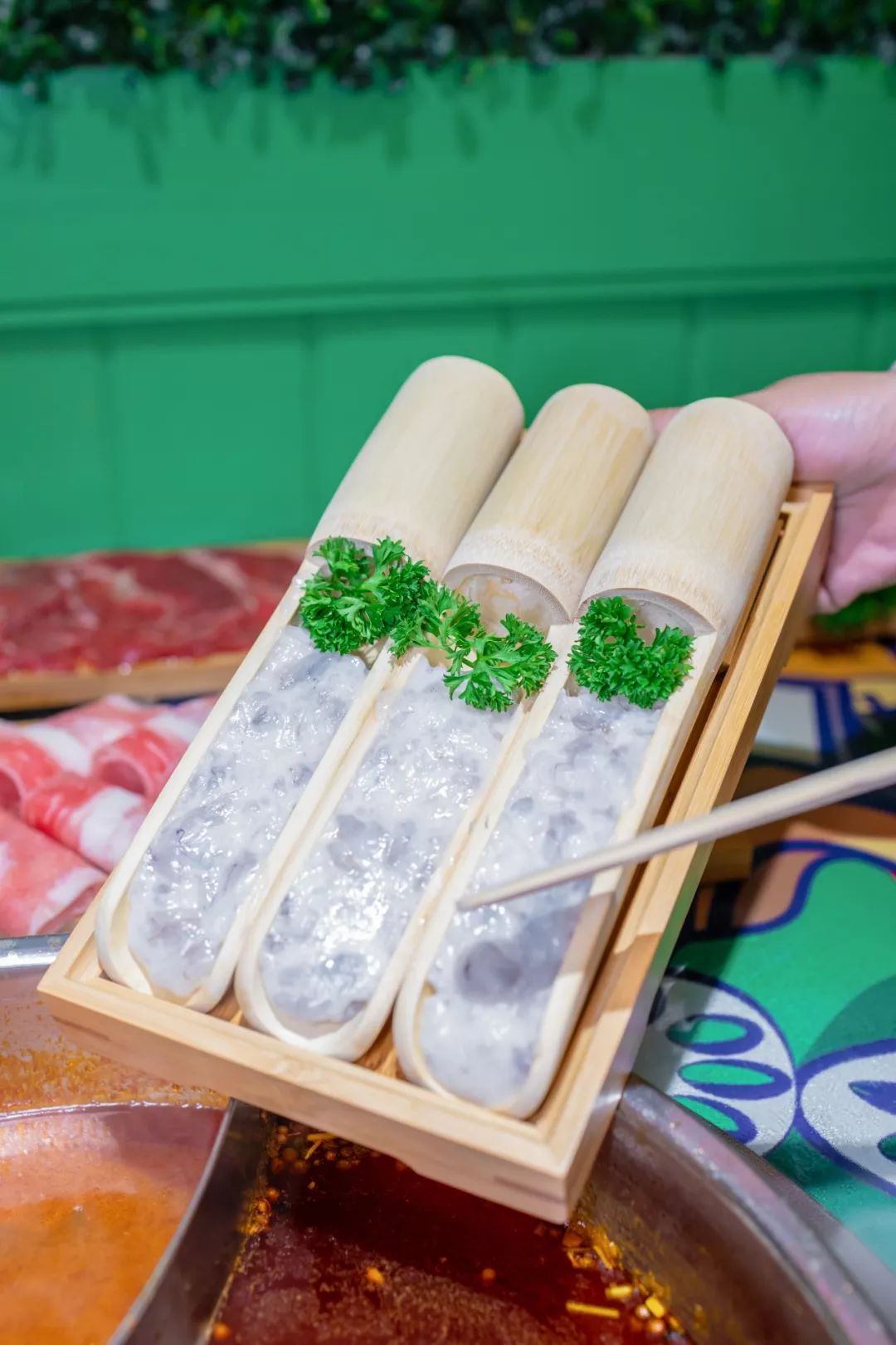 竹筒装的虾滑