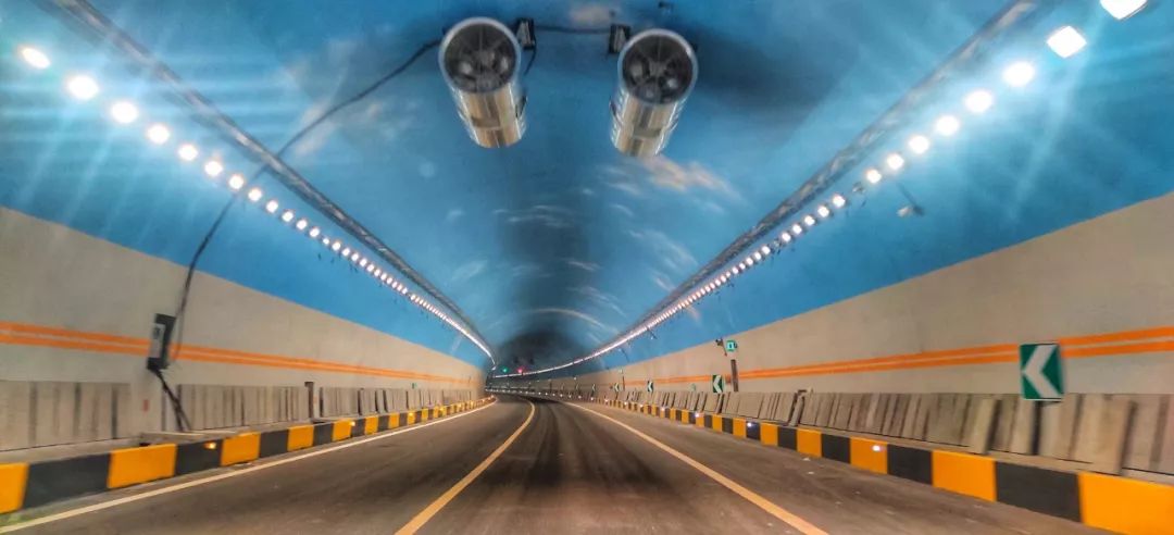 杏林堡隧道内景真冷呀,头炮隧道已被冰雪覆盖男焦阳,女张璐,2018年