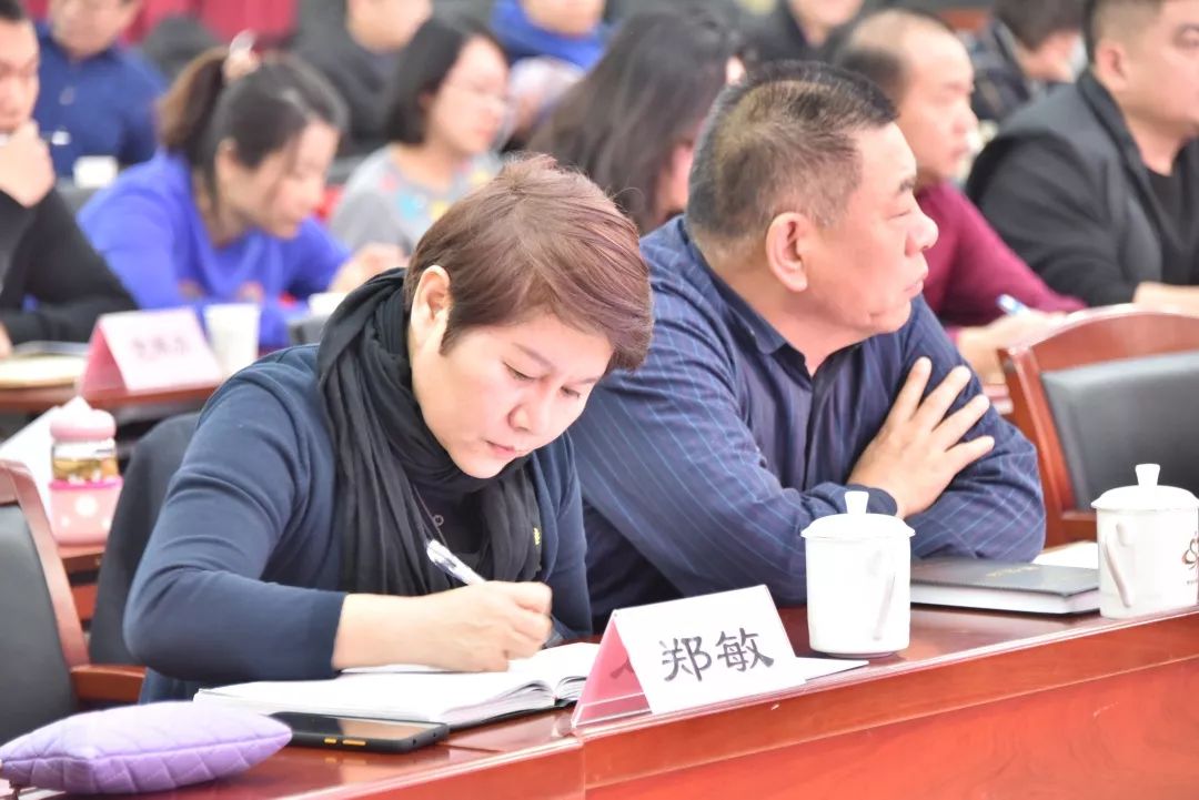街道邀请北京市住建委物业指导中心副主任吕向东为大家进行讲解.
