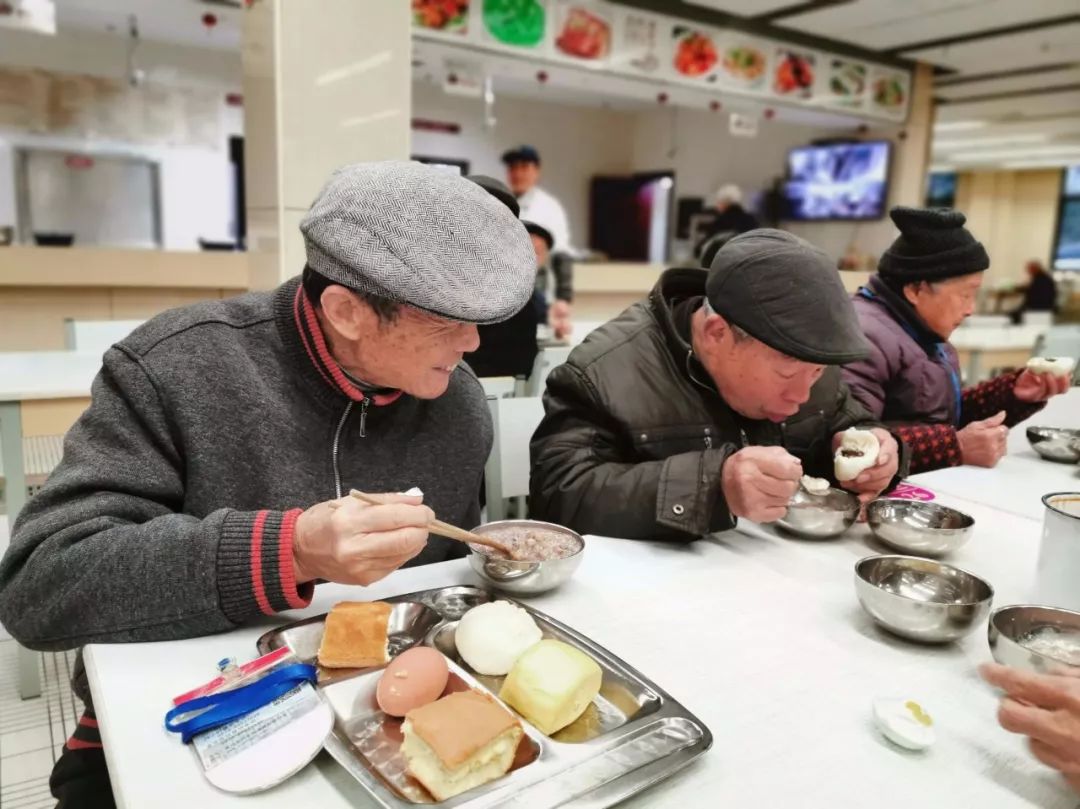 香浓腊八粥,情暖老人心