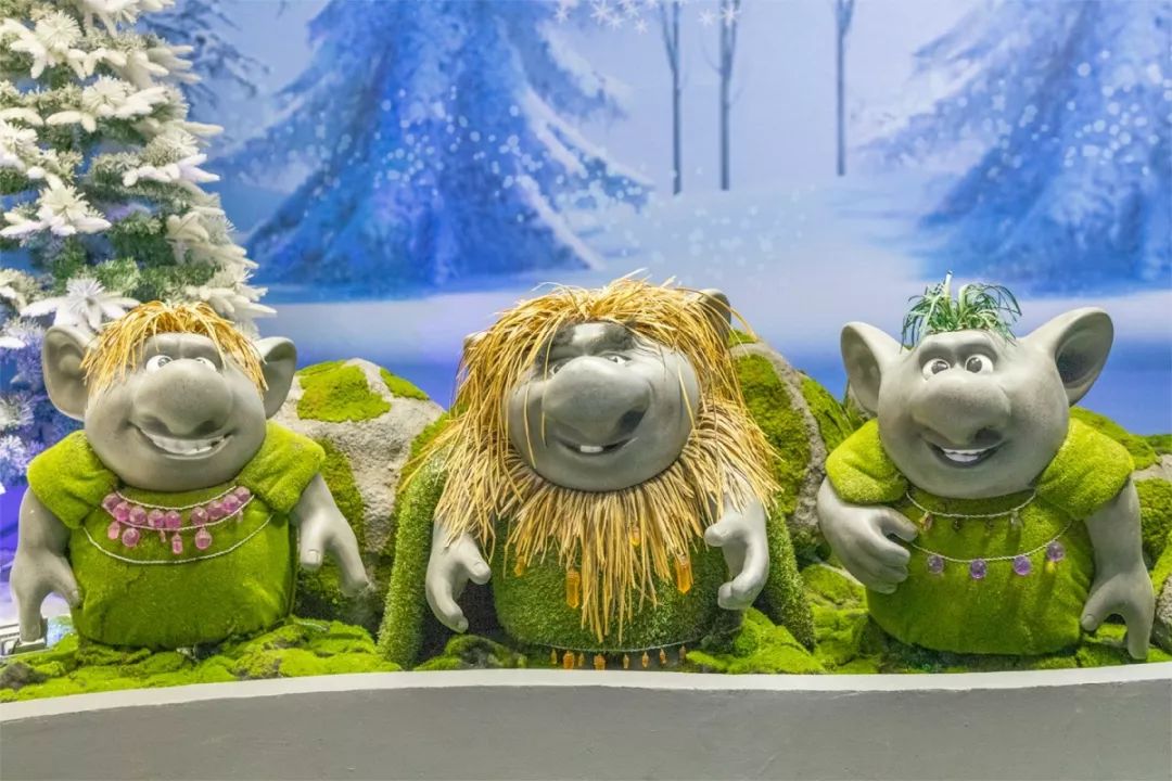 甚至连火精灵小蜥蜴也来了~还有雪宝,克里斯托夫和地精灵除了安娜公主