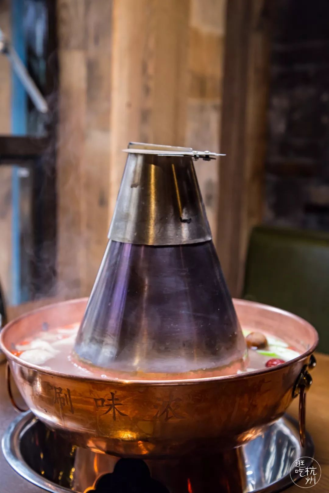 当属老北京铜锅最地道,热气腾腾的登场,拉风得不得了~铜炉炭火 火力够