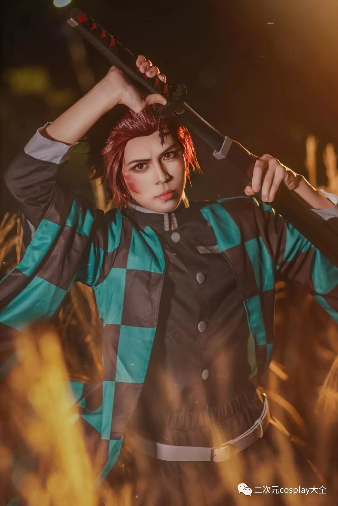 鬼灭之刃灶门炭治郎cos场景与动作氛围怎一个帅气了得