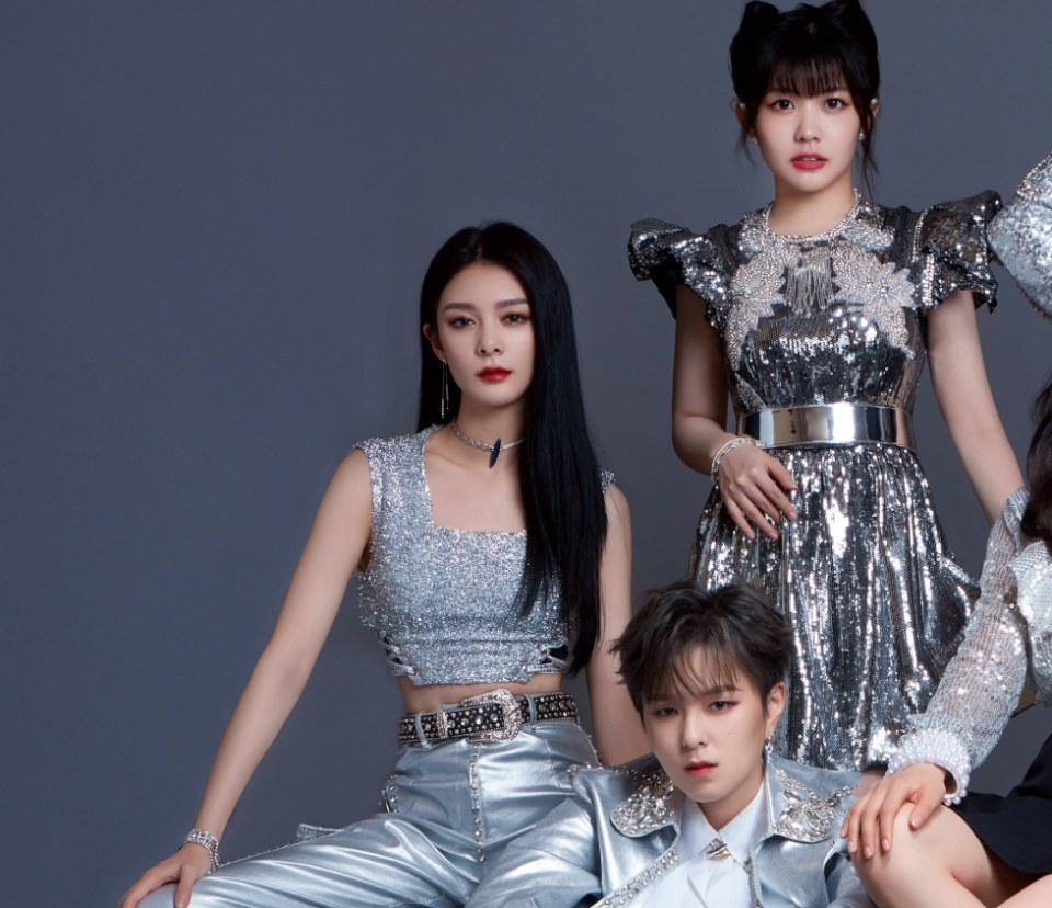 火箭少女晒全员合照送新年祝福,孟美岐yamy站后边,谁留意c位?