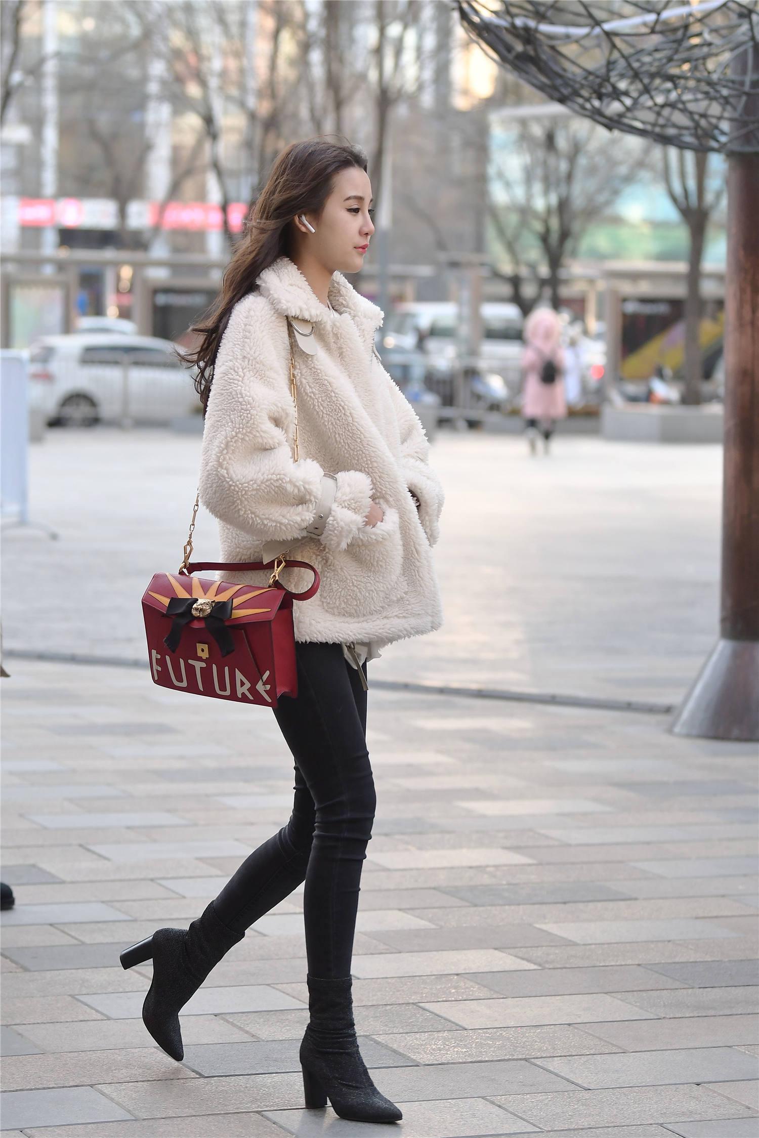 黑色紧身牛仔裤,搭配尖头高跟短靴,更显姑娘的骨感身材