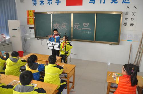 淄博市桓台县实验小学举行“家校联谊、共创未来”庆元旦联欢活动(图2)
