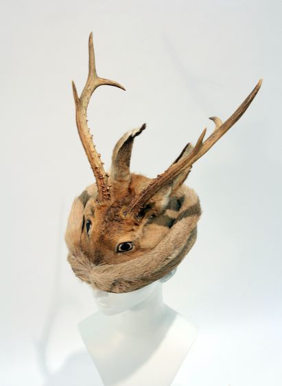 "狍头皮帽"是鄂伦春族妇女的绝活.