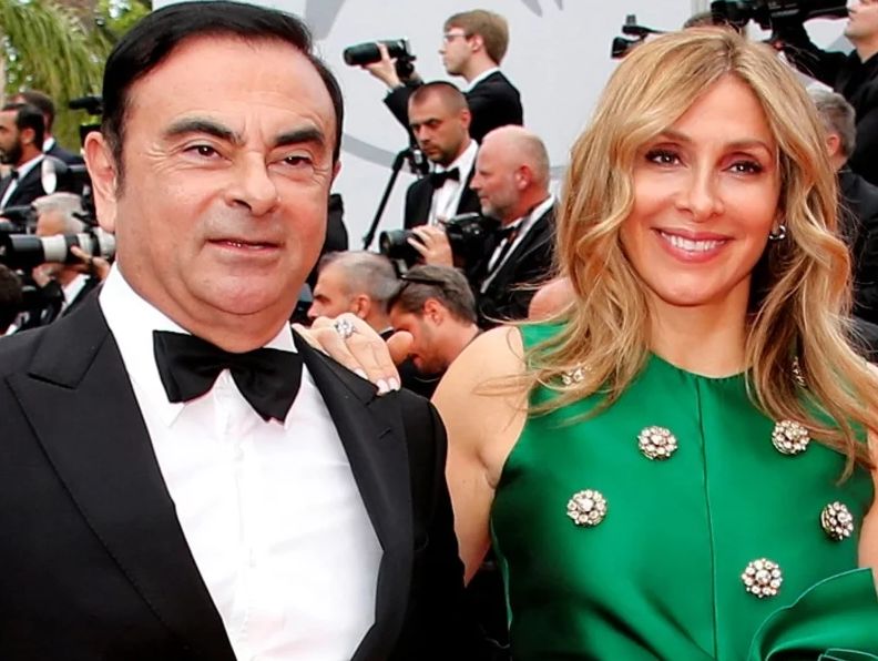 戈恩与卡洛她安排一群前特种部队士兵乔装为gregorian乐队成员,假装于