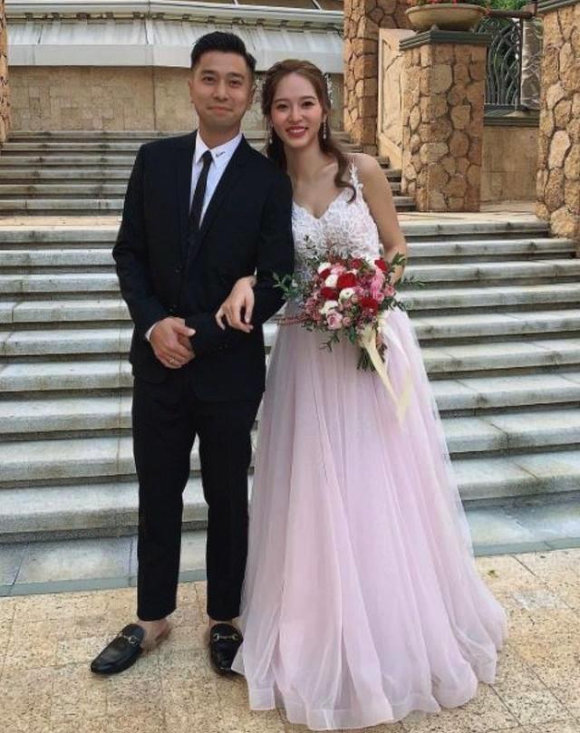 尹国驹21岁外孙女婚后三个月公开怀孕喜讯,崩牙驹做太公喜上眉梢
