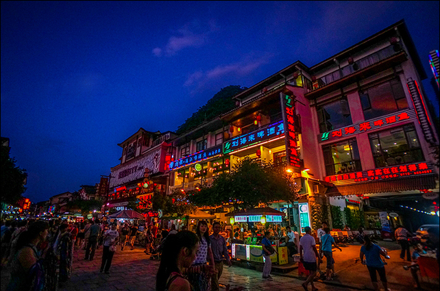 然后可以去到中心广场或者东西巷和两江四湖看看日月双塔夜景 第二天