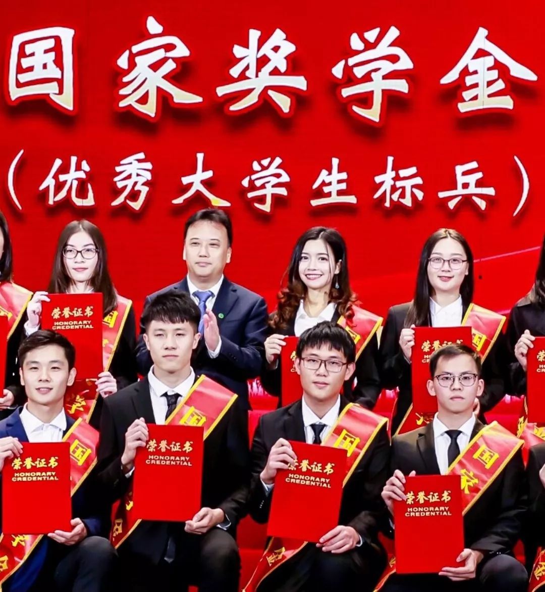 这个学霸不仅颜值高拿了国奖还多才多艺