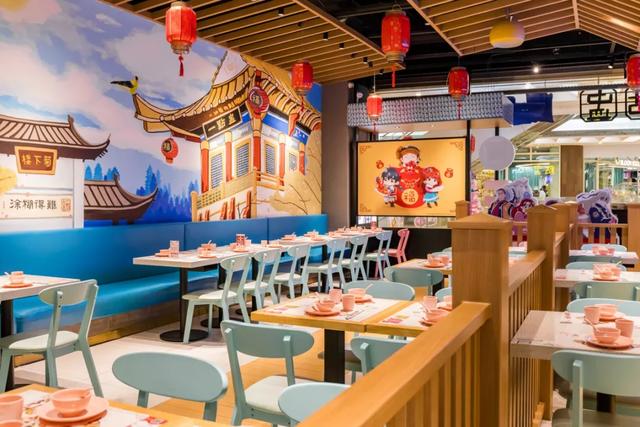 店内的壁画也换成了熟悉的阳泉酒家,菊下楼,还有小当家的屏风设计