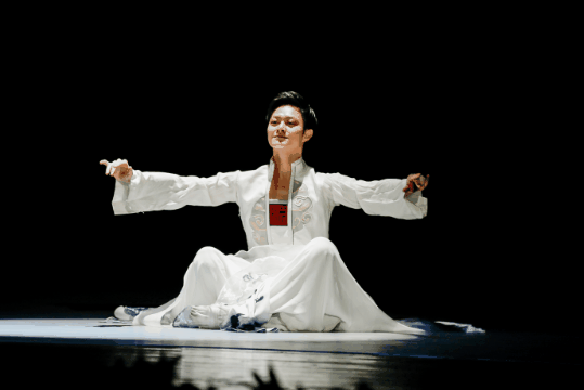 《骄傲》《万泉河水清又清》演唱:牛妞(国家一级演员)表演:崔嶸巍