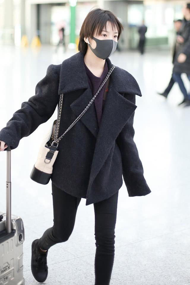 李庚希短发现身,一身黑气场十足,双腿细得让人羡慕