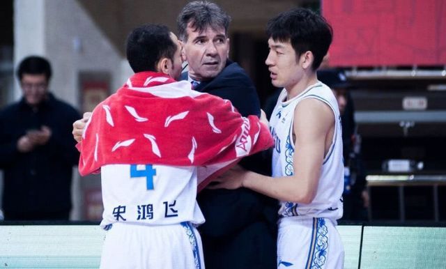 太丢人竖中指打骂洋帅妻子闹事球迷处罚来了完整视频还原冲突经过