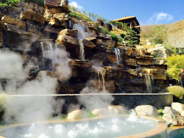 大盘山温泉含有多种矿物质,加速新陈代谢,排毒养颜,舒缓身心,没有什么