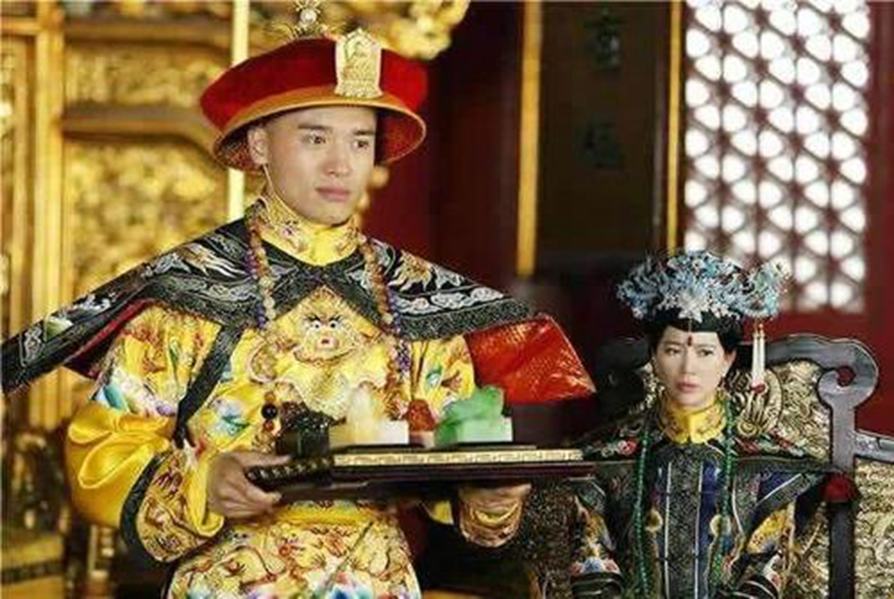 为何秦始皇穿的是黑龙袍，后来的皇帝却都是黄袍？专家：他们可不敢-搜狐大视野-搜狐新闻