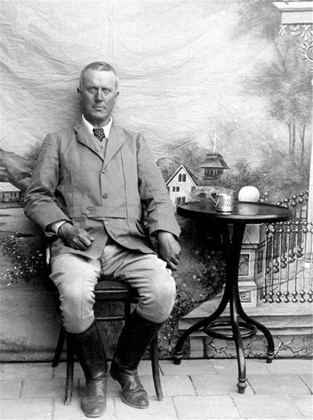 据刘成禺回忆,张仲仁(一麐)曾对他说过:"帝制创议,始于德,而阴嗾于英.