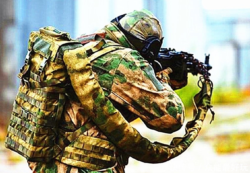 俄罗斯500发弹链背包背包重量就有50斤一般士兵根本就受不了