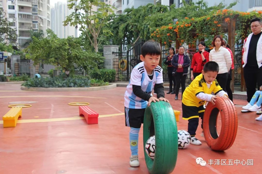 《幼兒園教育指導綱要》指出:幼兒園要開展以多種有趣的體育活動,特別