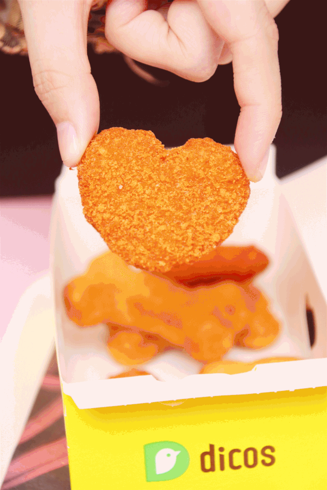 鸡块除了造型口爱吸睛里面还添加10g鸡软骨增加口感一口咬下去肉香