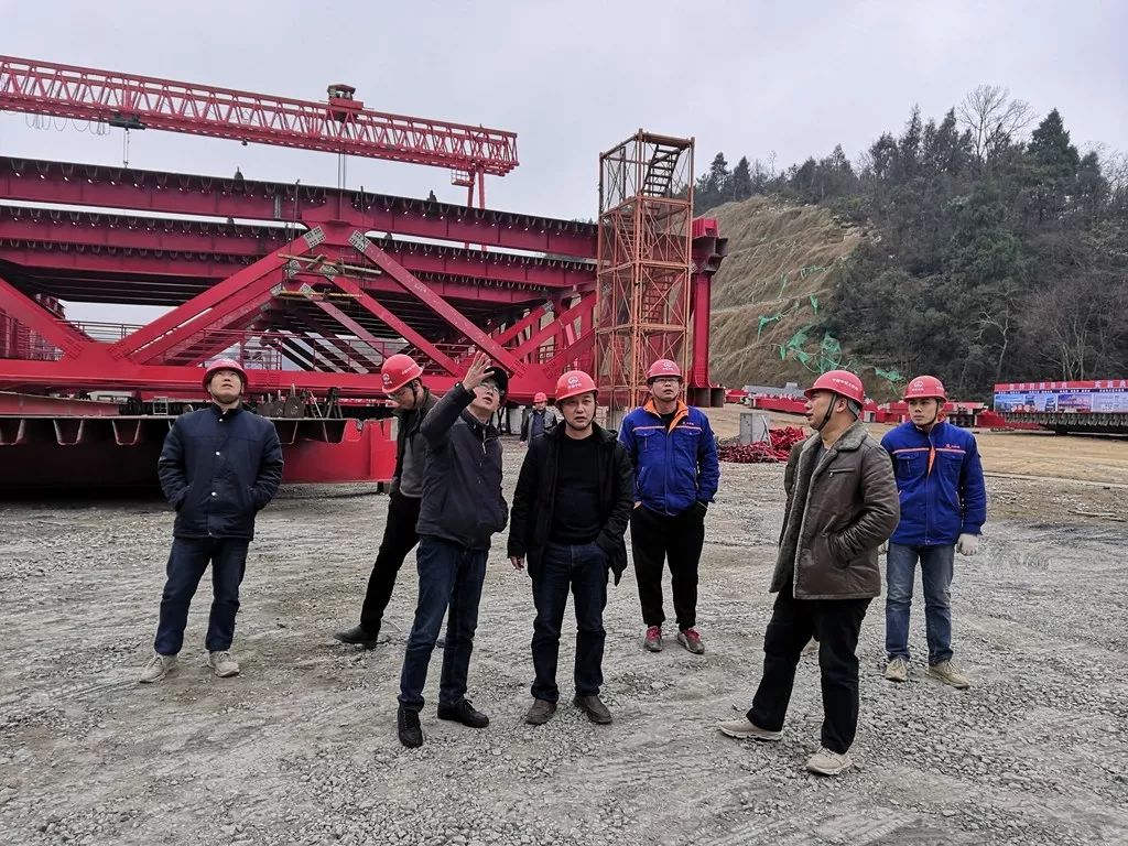 1月1日,公司副总经理刘荣到南充将军路大桥项目检查指导工作.