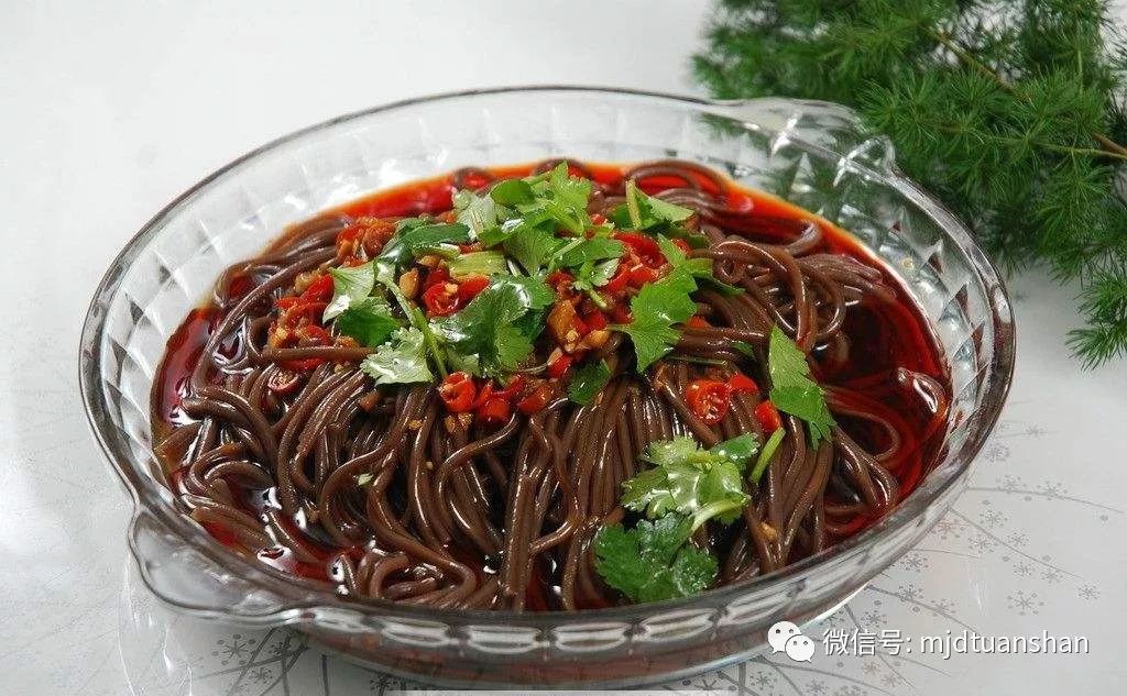 凉菜花生粥 1元西红柿疙瘩汤1元 现磨豆浆 1元豆腐脑 2元 红糖黑米粥