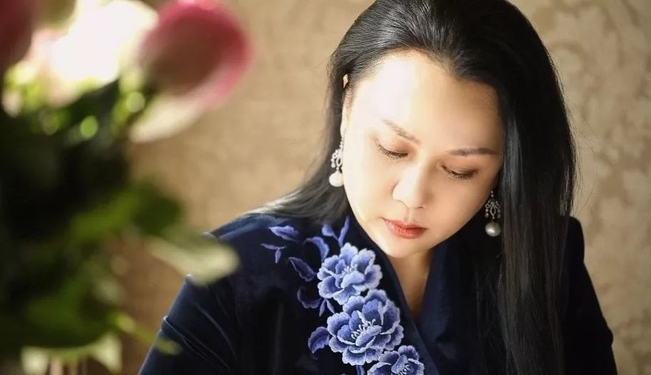 1月4日周六19:35,请跟随着海南卫视《第1收藏》主持人丛薇一起,走进