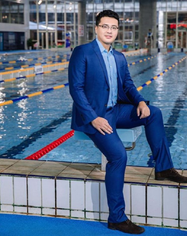 人)原浙江省省队试训队员,国家一级游泳运动员,曾为陈经伦体校教练员