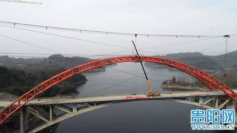 贵州第一个提篮式公路桥梁花鱼洞大桥钢管拱主拱圈合龙