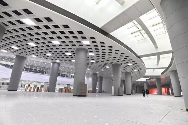 工作人员正在进行收尾施工光谷广场综合体地下空间灯光明亮2020年1月2