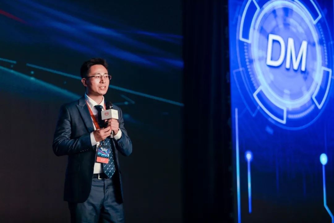 "比亚迪产品及汽车新技术研究院院长 杨冬生在会上作了精彩分享.