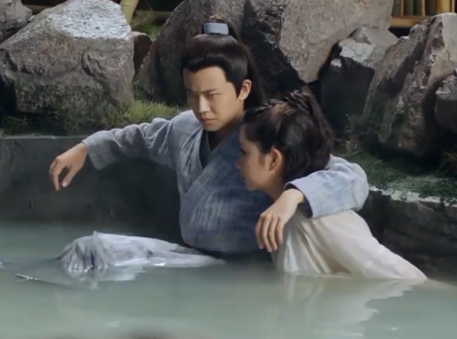 原创《锦衣之下》:任嘉伦谭松韵一起泡温泉,谁注意谭松韵的姿势?