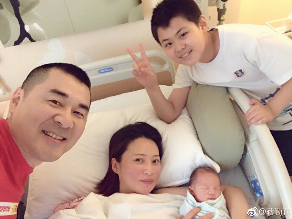 女明星太拼了章子怡生二胎晒照与生女儿时不一样