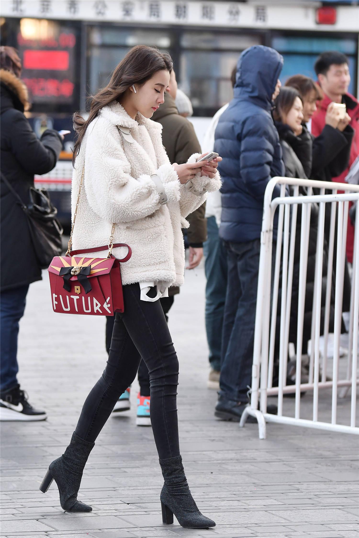 黑色紧身牛仔裤,搭配尖头高跟短靴,更显姑娘的骨感身材