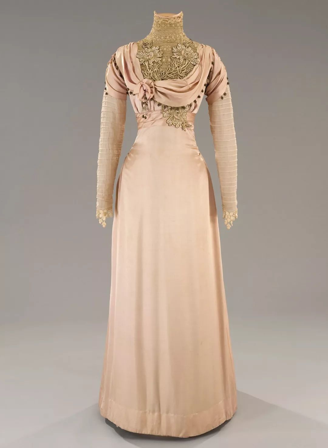 托西正在给贵妇的扮演者希尔瓦娜·曼加诺整理衣着或许音乐家迷恋的