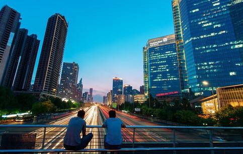 年轻人都市生活压力大多数源自买房?_玉漫晚