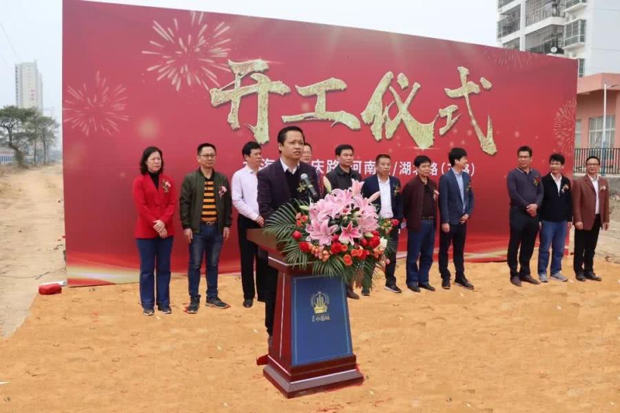 龙少云同志致辞据悉,这三条道路是由北海俊辉房地产开发有限公司负责