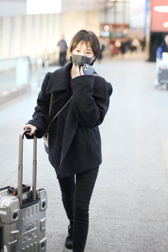 李庚希短发现身,一身黑气场十足,双腿细得让人羡慕