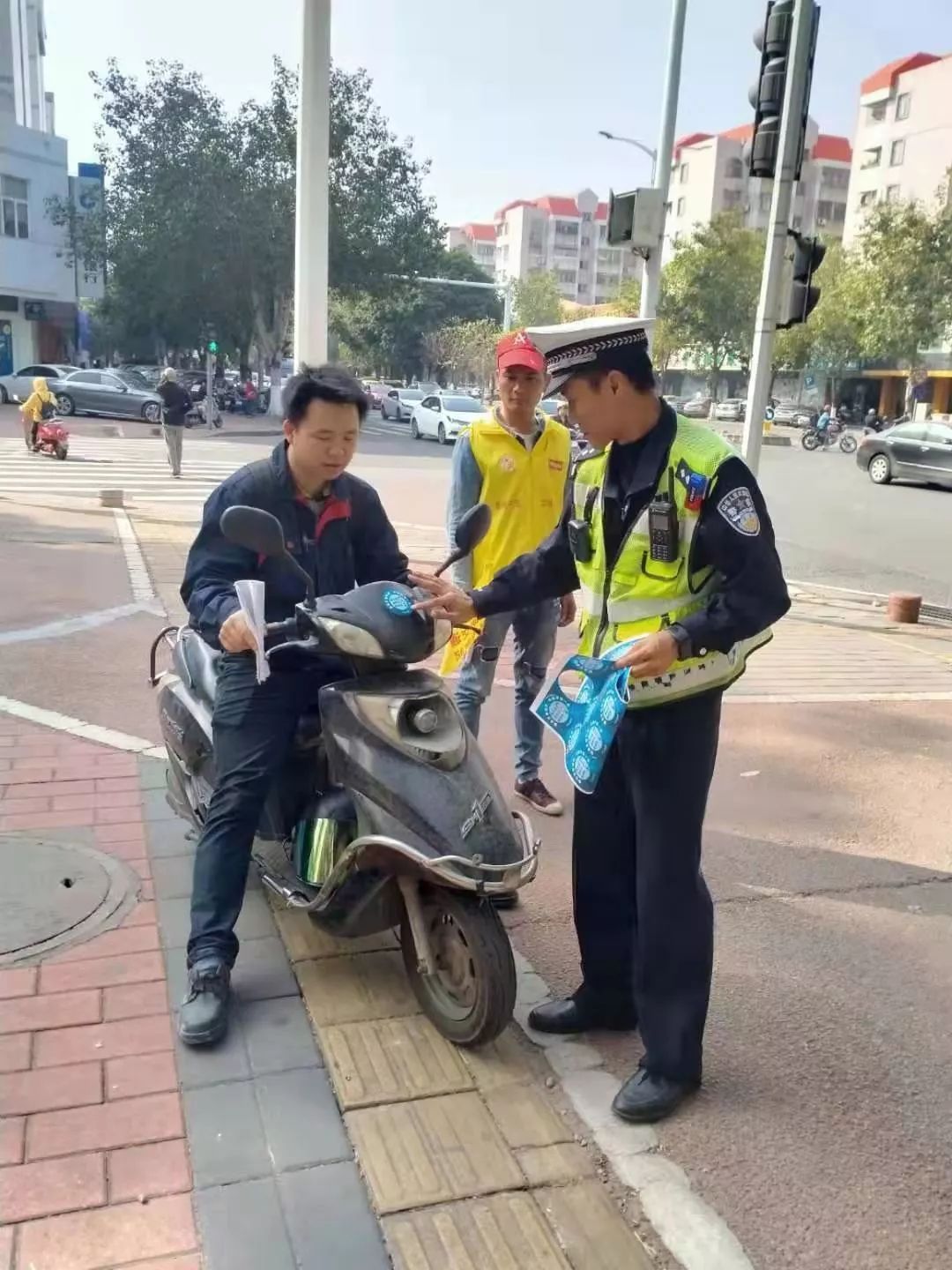 违法载人等交通违法行为随意越线掉头,随意穿插超车,严查电动车闯红灯