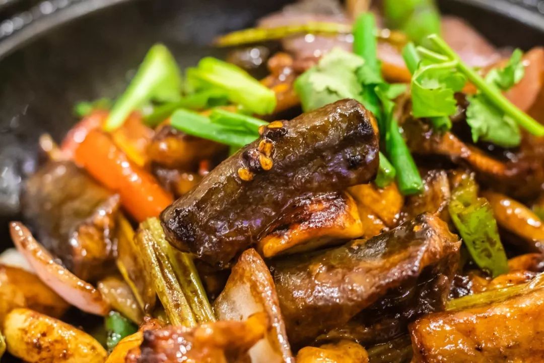 黄鳝和田鸡被啫得喷香,一上桌就香气扑鼻,用筷子稍加搅拌,越搅越觉得