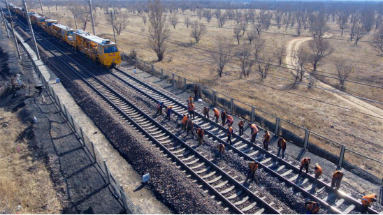 全長653公里的大秦鐵路是我國新建的第一條雙線電氣化重載運煤專線