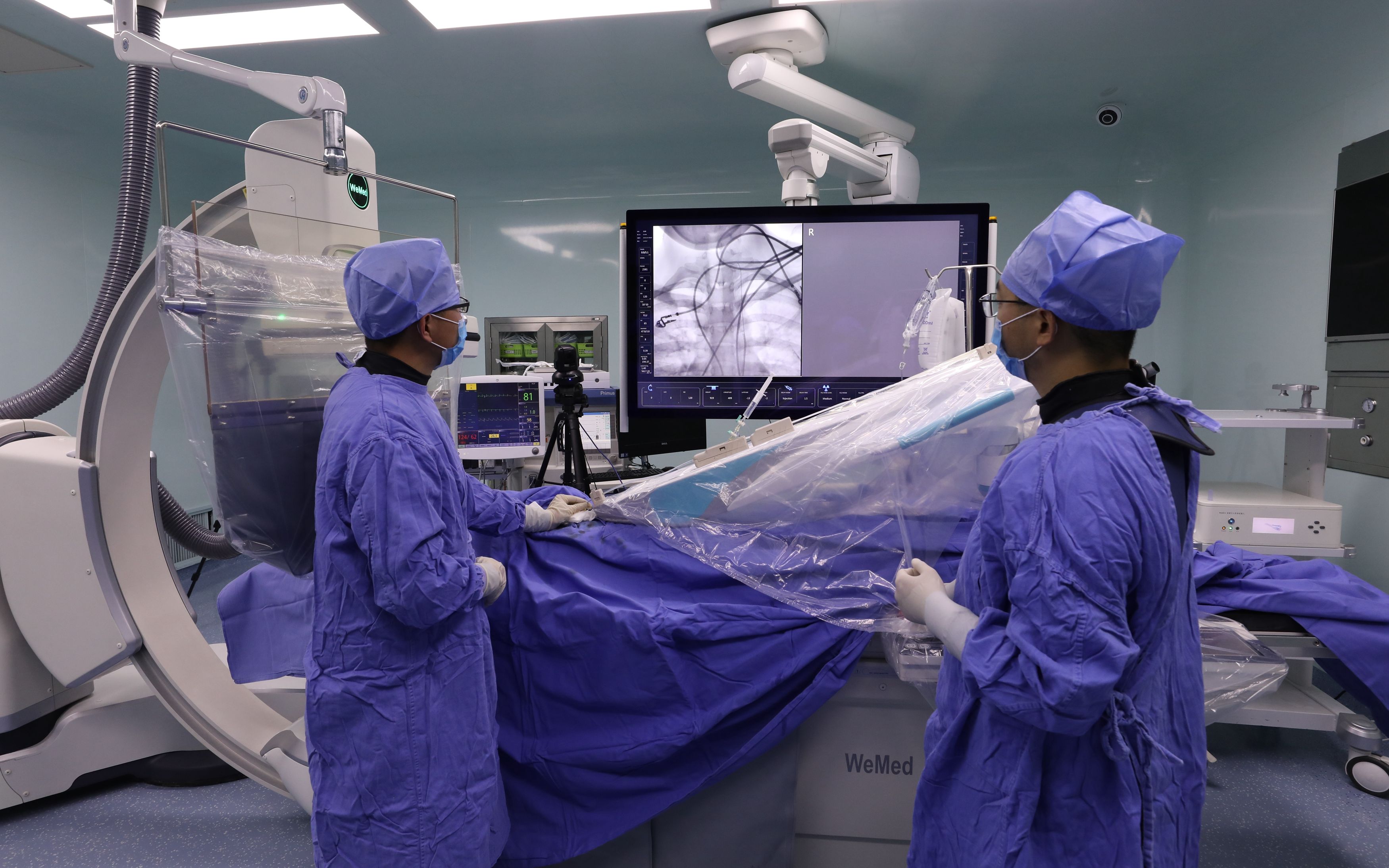 机器人钻进人脑里动手术 未来还能远程进行_脑血管