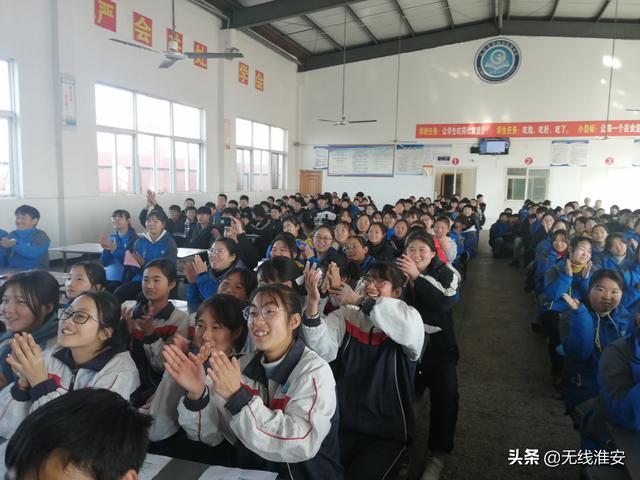 盱眙縣仇集中學(xué)開展迎2020新年“家庭”朗誦會(圖3) 盱眙縣仇集中學(xué)開展迎2020新年“家庭”朗誦會(圖3)