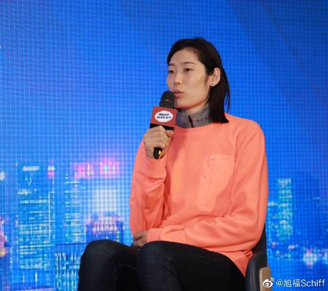 原创魅力十足!朱婷全新造型亮相美出新高度,知性大气明艳动人