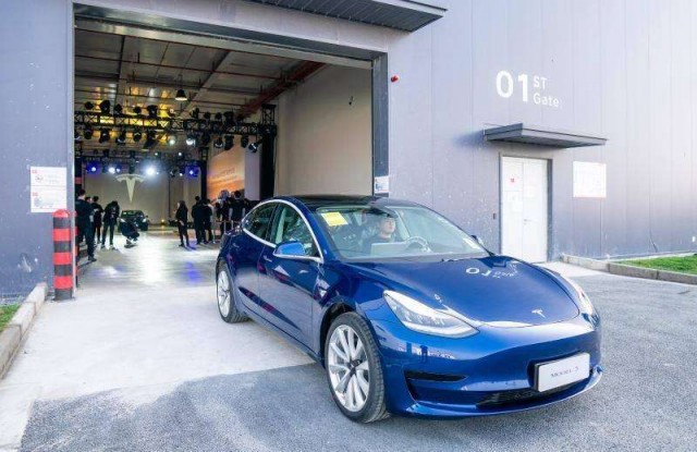 國產特斯拉model31月7日正式交付馬斯克親臨現場