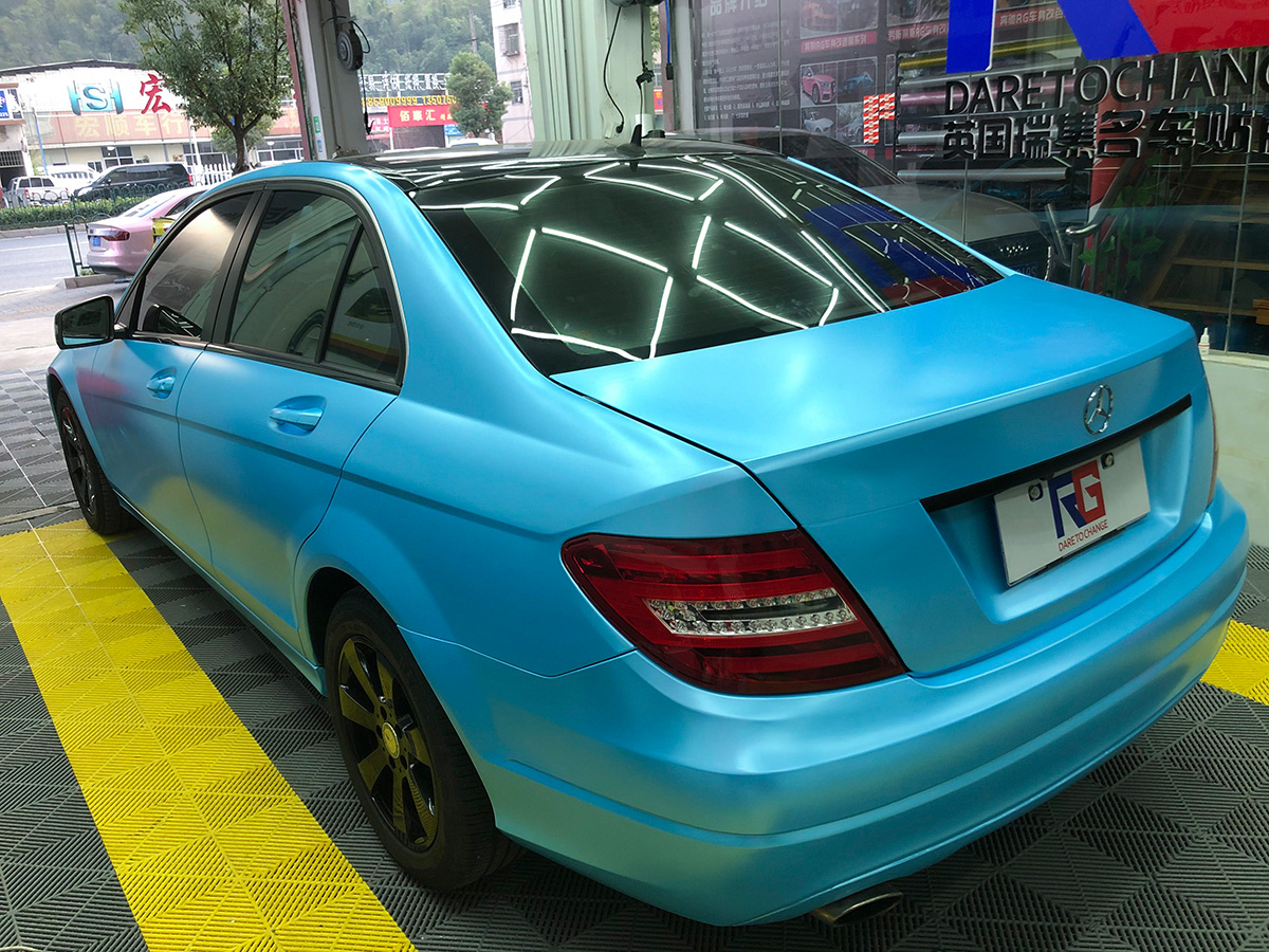 贴膜,小编今天给大家推出的是全网最新的奔驰c180车身改色膜电光天空